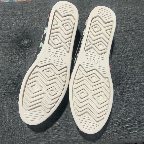 BNWT! Toms Women’s Alpargata Slipper - Size 6.5 - Glow in the Dark! - Picture 2 of 6